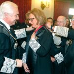 El presidente del Tribunal Superior de Justicia de Castilla y León, José Luis Concepción, impone la Cruz de San Raimundo de Peñafort a María Dolores González, magistrada jubilada del Juzgado de Primera Instancia número 7 de León