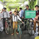 Miembros de una familia sevillana, disfrazados, posan antes del inicio de la «bicifestación» organizada ayer