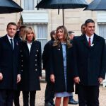 Pedro Sánchez y su mujer son recibidos en el Palacio del Elíseo por Emmanuel y Brigitte Macron. (La Moncloa)
