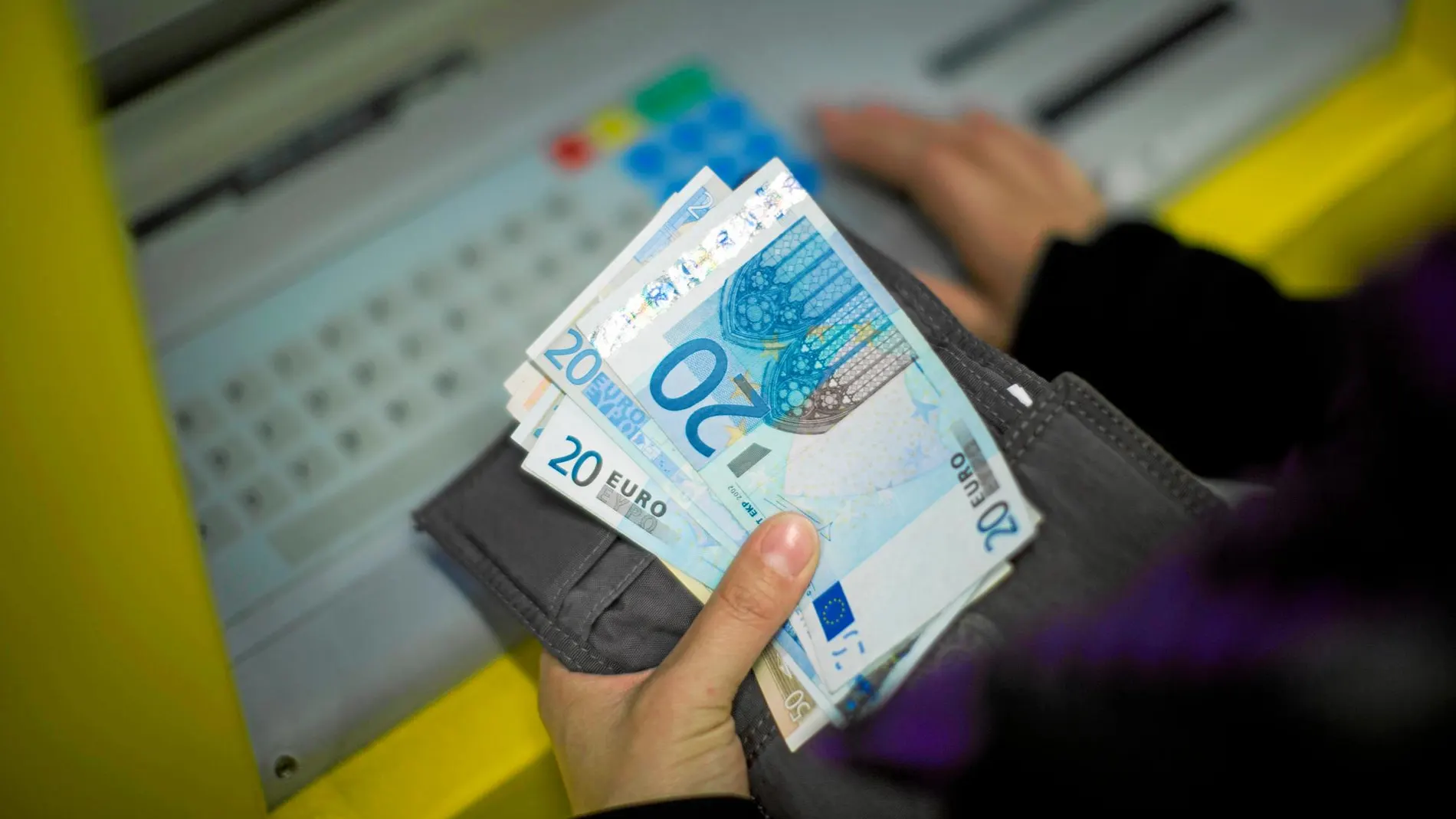 Imagen de una persona sacando dinero del cajero