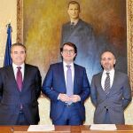 El alcalde, Alfonso Fernández Mañueco, junto a Carlos Durán (Banco Popular) y Antonio Sánchez (Ibercaja).