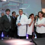 El president Carles Puigdemont y la alcaldesa Ada Colau, ayer en el centro sanitario del Hospital del Mar