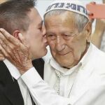 El diseñador venezolano se acercó a rendir homenaje al maestro Elio Berhanyer