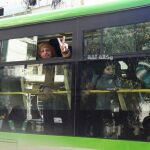 Autobuses y ambulancias evacúan a los rebeldes fuera de la zona este de Alepo.
