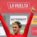 El líder de la general, el corredor británico del equipo Michelton- Scott, Simon Yates, en el podio. EFE/Manuel Bruque