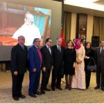 En el centro la anfitriona Kifaya Khamis Al Raisi, acompaña de los embajadores de Venezuela, Palestina, Arabia Saudí, Líbano, Liga Árabe, Kuwait, junto a la bandera de España