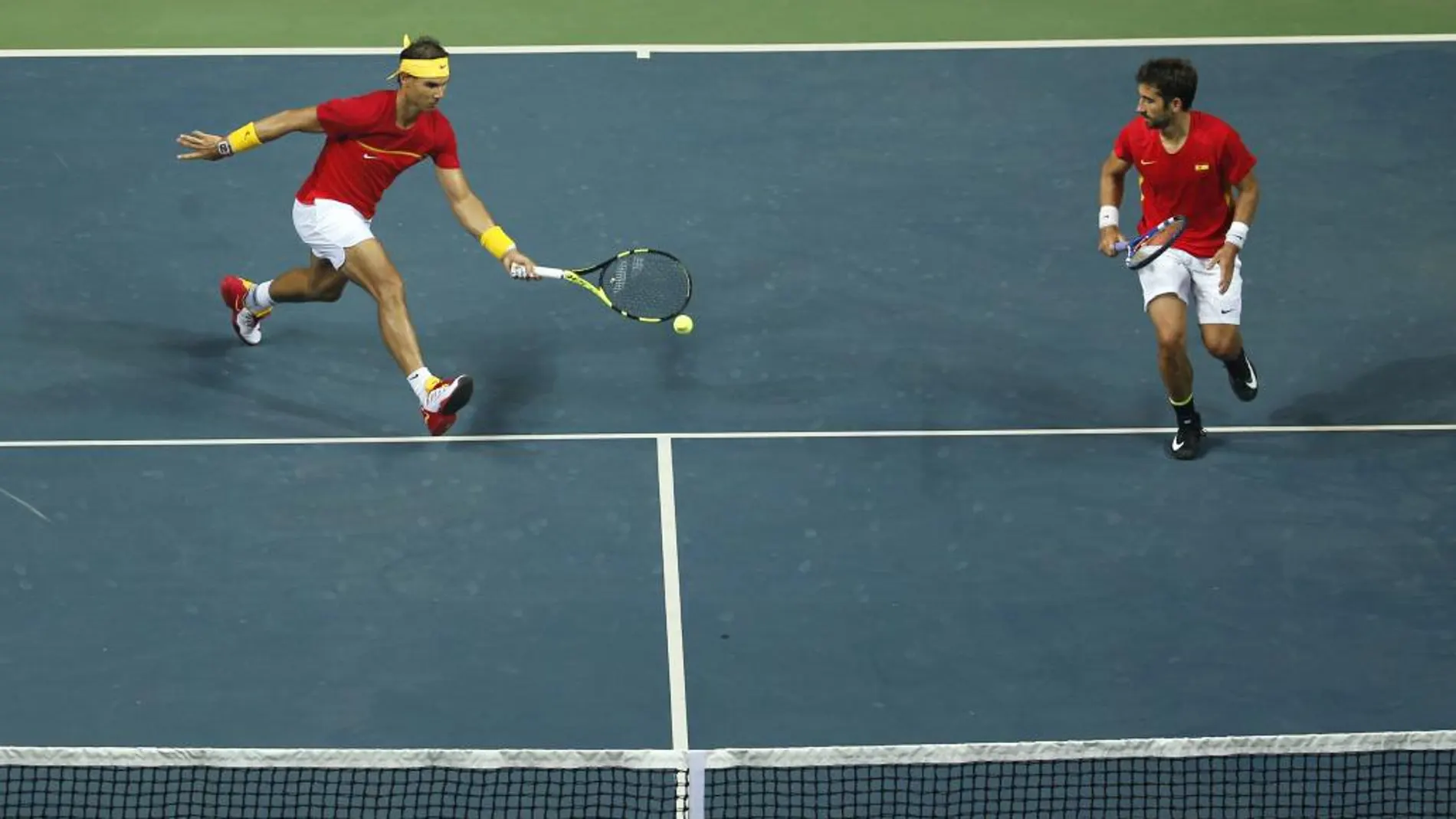 Marc López y Rafa Nadal durante el partido de hoy