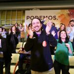 El secretario general de Podemos, Pablo Iglesias (c), durante el acto de presentación de su candidatura, «Podemos para todas», al Consejo Ciudadano