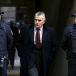 El extesorero del PP Luis Bárcenas a su salida del juzgado