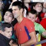Decenas de aficionados en busca de un autógrafo o una fotografía de Djokovic