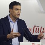El secretario general del PSOE, Pedro Sánchez, durante la rueda de prensa que ha ofrecido hoy tras la reunión de la Comisión Permanente de la Ejecutiva del partido