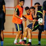 Neymar bromea con sus compañeros durante el último entrenamiento de su selección