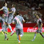 Los jugadores del Rayo Vallecano celebran el primer gol del equipo madrileño