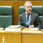 El presidente Íñigo Urkullu, ayer en su escaño de la Cámara vasca / Efe