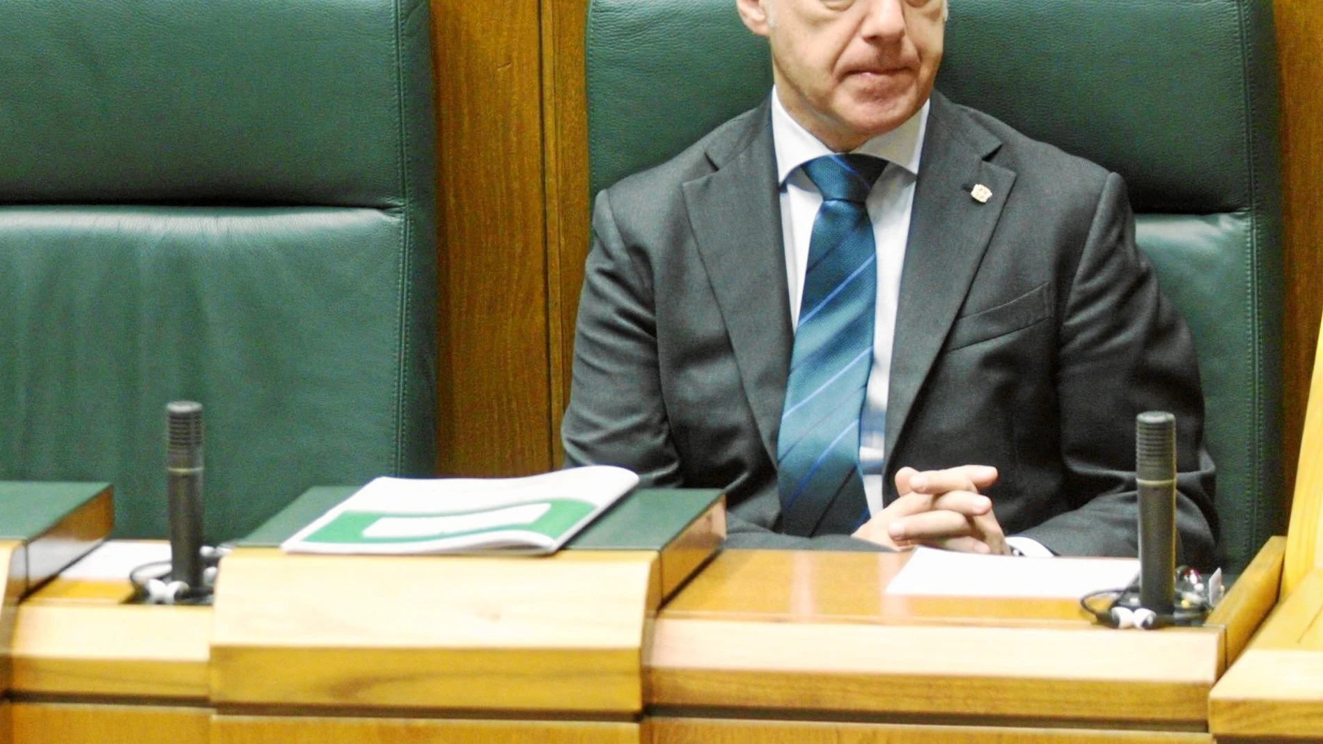 El presidente Íñigo Urkullu, ayer en su escaño de la Cámara vasca / Efe