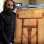 Mikel Urmeneta, junto a su obra.