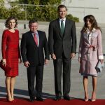 Los Reyes posan junto al rey Abdalá II de Jordania y la reina Rania (d) a la llegada de éstos al aeropuerto de Barajas