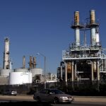 El precio del refino de petróleo ha abaratado la energía