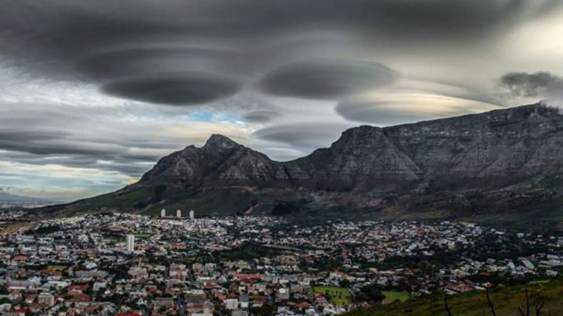 Las nubes Ovni que desconciertan a los habitantes de Ciudad del Cabo