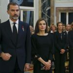 Los Reyes, durante el funeral por la infanta Alicia de Borbón-Parma, al que también han asistido Don Juan Carlos y Doña Sofía y las infantas Elena y Cristina