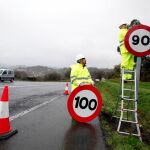 Dos operarios retiran la última señal en Galicia de velocidad máxima permitida en las vías convencionales