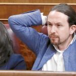Irene Montero y Pablo Iglesias en sus escaños del Congreso durante el debate de la moción de censura contra Mariano Rajoy de la semana pasada