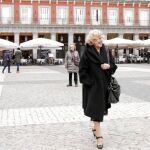 La alcaldesa Carmena visitó la Plaza Mayor tras la presentación del programa del IV Centenario. Los negocios de la plaza le reclaman mejoras