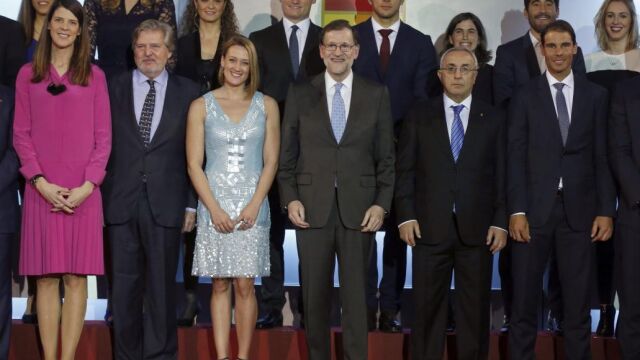 Foto de familia del presidente del Gobierno, Mariano Rajoy (c); el presidente del COE, Alejandro Blanco (2d); el ministro de Educación, Cultura y Deporte, Íñigo Méndez de Vigo (2i), y los deportistas participantes en los JJOO 2016 durante la XI Gala Anual del Comité Olímpico Español - Homenaje a los Olímpicos de Río 2016, celebrada hoy en Madrid.