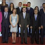 Foto de familia del presidente del Gobierno, Mariano Rajoy (c); el presidente del COE, Alejandro Blanco (2d); el ministro de Educación, Cultura y Deporte, Íñigo Méndez de Vigo (2i), y los deportistas participantes en los JJOO 2016 durante la XI Gala Anual del Comité Olímpico Español - Homenaje a los Olímpicos de Río 2016, celebrada hoy en Madrid.
