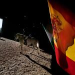 Un jinete acaricia su caballo en una pasada edición del Salón del Caballo