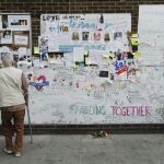 Un hombre mira los mensajes de homenaje a las víctimas de la Torre Grenfell