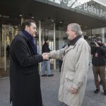 El ministro de Educación, Cultura y Deporte y portavoz del Gobierno, Íñigo Méndez de Vigo (d), saluda a Miguel Zugaza, antes de la visita realizada hoy al Museo de Bellas Artes de Bilbao