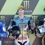 Alex Márquez (c) Mattia Pasini (i) y Lorenzo Baldassarri celebran los mejores primer, segundo y tercer tiempo, en Moto GP.