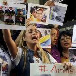 La esposa de Leopoldo López participa en una manifestación pacífica en la entrada de las oficinas del Defensor del Pueblo de Venezuela, Tarek William Saab