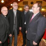 El cardenal arzobispo de Valladolid, Ricardo Blázquez, bromea con el consejero Fernando Rey, antes de inaugurar el Simposio, en presencia, entre otros, de Antonio Guerra, de Escuelas Católicas