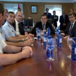 El presidente del Gobierno, Mariano Rajoy reunido en la base de Gando, con el el presidente de Canarias, Fernando Clavijo (2d), el ministro de Defensa, Pedro Morenés (i) y el ministro de Industria, Energía y Turismo, José Manuel Soria (d), para seguir la evolución de las labores de recuperación de los cuerpos de los tres militares fallecidos