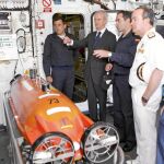 El ministro de Defensa visitó ayer el cazaminas «Turia», que partió de Canarias con destino al lugar del siniestro