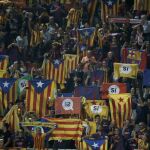 Hinchas del Girona durante un partido frente al Barcelona en el estadio de Montilivi. (AP Photo/Manu Fernandez)