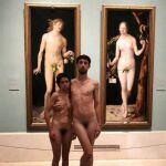 Adrián Pino y Jet Brühl frente al cuadro de Adán y Eva de Durero