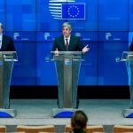 (De izq a der) El comisario europeo de Asuntos Económicos y Financieros, Pierre Moscovici; el presidente del Eurogrupo, el portugués Mario Centeno; y el director gerente del Mecanismo Europeo de Estabilidad (MEDE), Klaus Regling, dan una rueda de prensa tras concluir la reunión del Eurogrupo