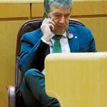 Cosidó habla por teléfono en una imagen de archivo en el Senado