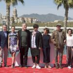 El director Andrés Koppel (3i); Lorenzo Silva (i); Quim Gutiérrez, Aura Garrido, Marian Álvarez y Roberto Álamo, y la productora Mercedes Gamero posan tras en el Puerto de la capital malagueña tras presentar "La Niebla y la Doncella"en el XX Festival de Cine en Español de Málaga.