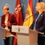 La consejera de Cultura y Portavocía, Noelia Arroyo (izda.), y la titular de Familia, Violante Tomás