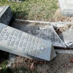 Tumbas destruidas en el cementerio judío de Mount Carmel, en Filadelfia, el pasado 27 de febrero.