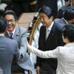 El primer ministro de Japón, Shinzo Abe (i), a su salida de la ceremonia de apertura de la 191º sesión extraordinaria de la Dieta (Parlamento), en Tokio, el 1 de agosto