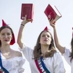 Tres manifestantes contra el matrimonio homosexual en Francia.