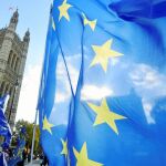 Un manifestante contrario al Brexit pide un segundo referéndum ayer ante el Parlamento británico