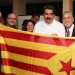 Maduro fotografiado sosteniendo una estelada