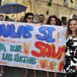 Marta Escrivá posa junto a manifestantes, el pasado jueves