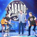 El grupo Estopa con Fernando Gil (en el centro), el presentador del espacio